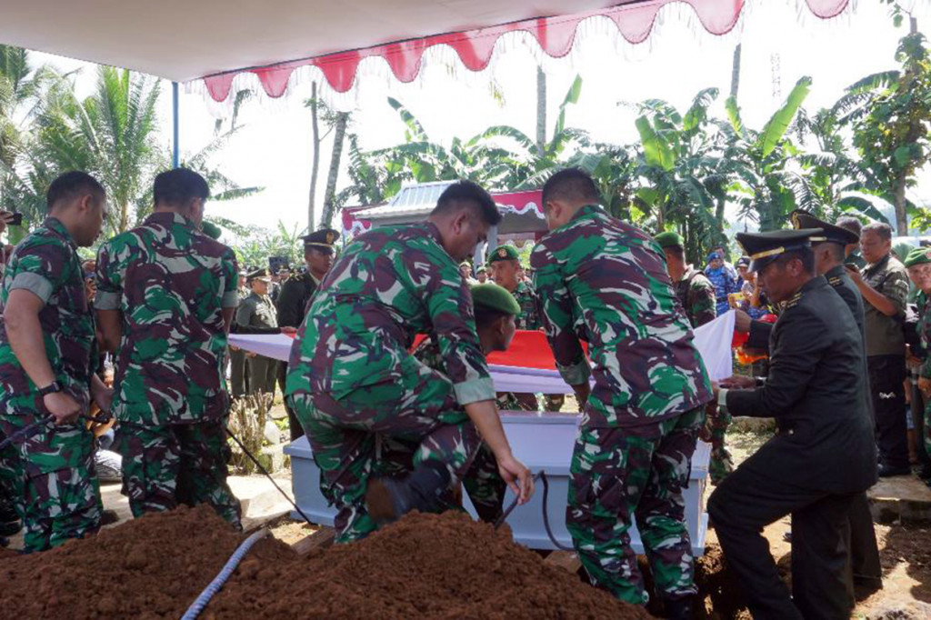 Sementara satu korban kecelakaan helikopter MI-17 lainnya dimakamkan di kampung halamannya, Desa Kemutug Kidul, Kabupaten Banyumas, Jawa Tengah. Korban atas nama Sertu Anumerta Dita Ilham Primojati. MI/Liliek Dharmawan