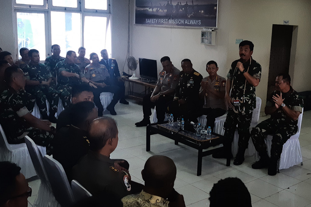 Panglima TNI Marsekal Hadi Tjahjanto dan Kapolri Jenderal Idham Azis menghadiri upacara militer penyerahan dan pelepasan jenazah empat prajurit TNI AD korban kecelakaan Helikopter Mi-17 di pegunungan Mandala, Distrik Oksop, Kabupaten Pegunungan Bintang, di Lanud Silas Papare, Sentani, Kabupaten Jayapura, Papua, Selasa, 18 Februari 2020.
