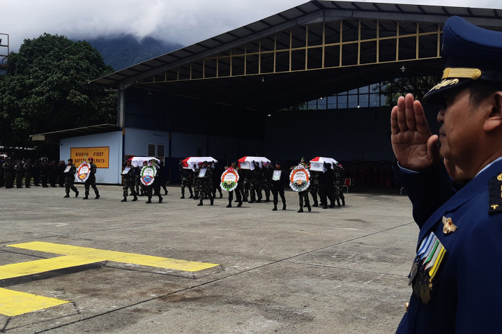 Pelepasan jenazah empat korban Helikopter Mi-17 itu dilakukan melalui upacara militer yang dipimpin oleh Pangdam XVII/Cenderawasih, Mayjen Herman Asaribab sebagai inspektur upacara.