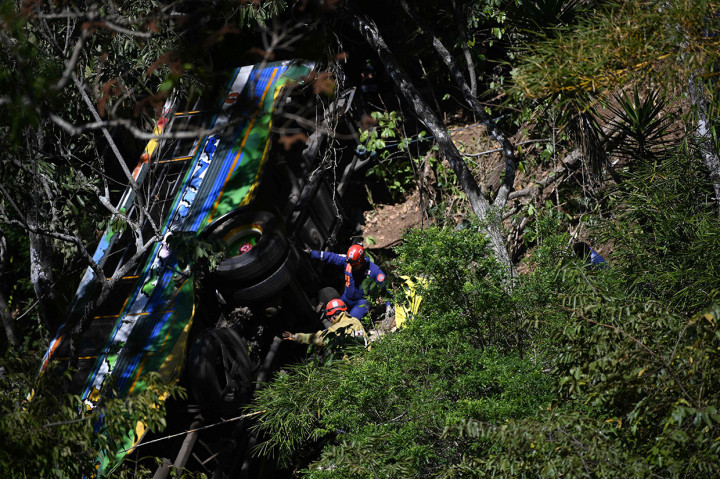 Anggota Palang Merah tengah melakukan operasi penyelamatan terhadap korban kecelakaan sebuah bus di Chiltiupan, El Salvador, Senin, 17 Februari 2020 waktu setempat.