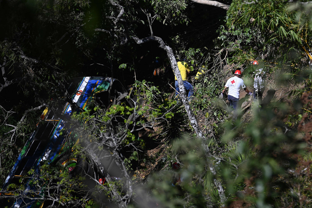 Sedikitnya 7 orang tewas dan puluhan lainnya luka-luka setelah bus yang mereka tumpangi terjun ke jurang di Chiltiupan, El Salvador, Senin, 17 Februari 2020 waktu setempat.