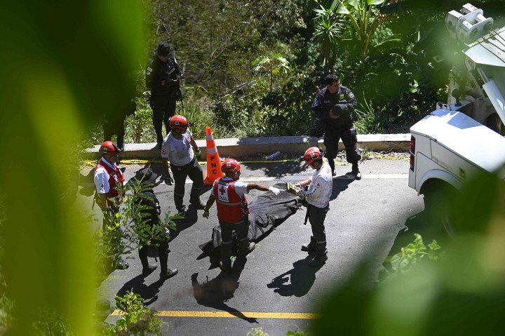 Petugas kini tengah menyelidiki penyebab kecelakaan tersebut.