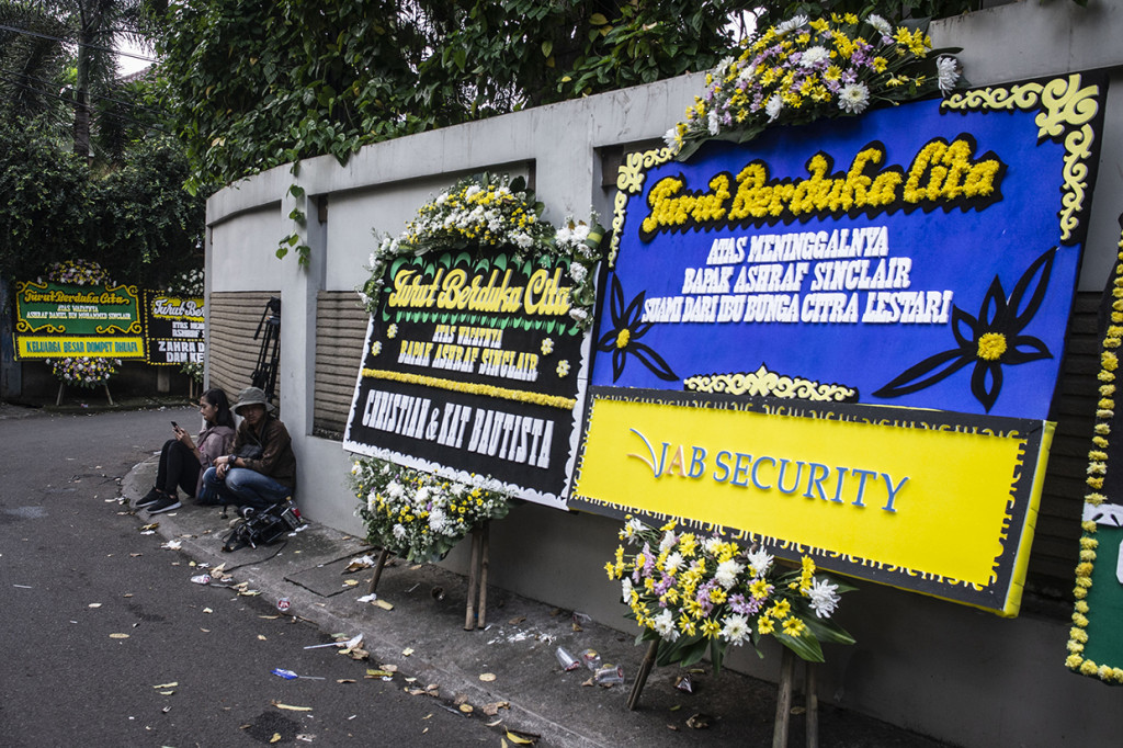 Aktor yang juga  suami dari penyanyi Bunga Citra Lestari (BCL) itu meninggal dunia pada usia 40 tahun akibat penyakit jantung.