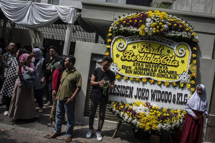 Karangan bunga duka cita atas meninggalnya Ashraf Sinclair berdatangan ke rumah duka. Selain dari rekan artis dan kerabat, ada juga karangan dari pejabat seperti Presiden Joko Widodo dan Gubernur DKI Jakarta Anies Baswedan.