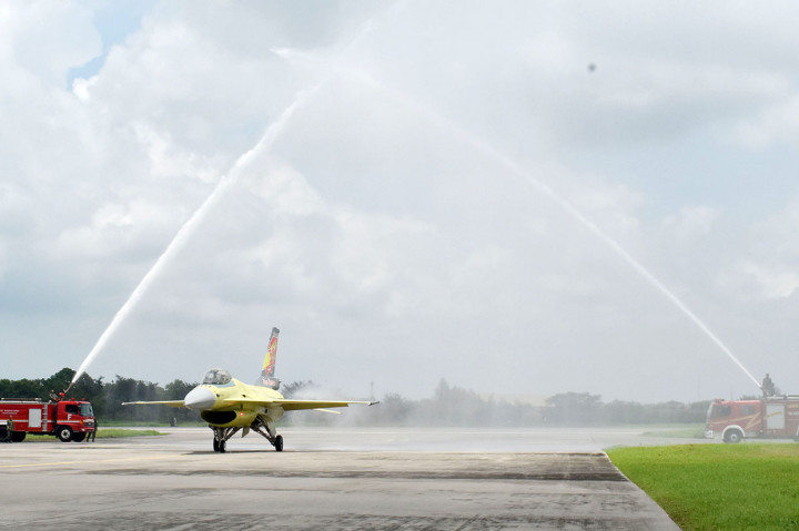 Penerbang dari pabrik pesawat Lockheed Martin Amerika Serikat bersama pesawat tempur F-16 mendapat 'water salute' atau semprotan air seusai 'test flight' perdana pesawat tersebut setelah menjalani 'upgrade' di Lanud Iswahjudi Magetan, Jawa Timur, Selasa, 18 Februari 2020.