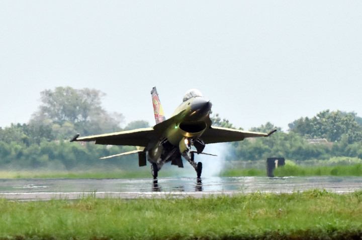 TNI AU melakukan 'upgrade' 10 unit pesawat tempur F-16 yang dikerjakan para teknisi TNI AU dan PT Dirgantara Indonesia di bawah supervisi Lockheed Martin. 