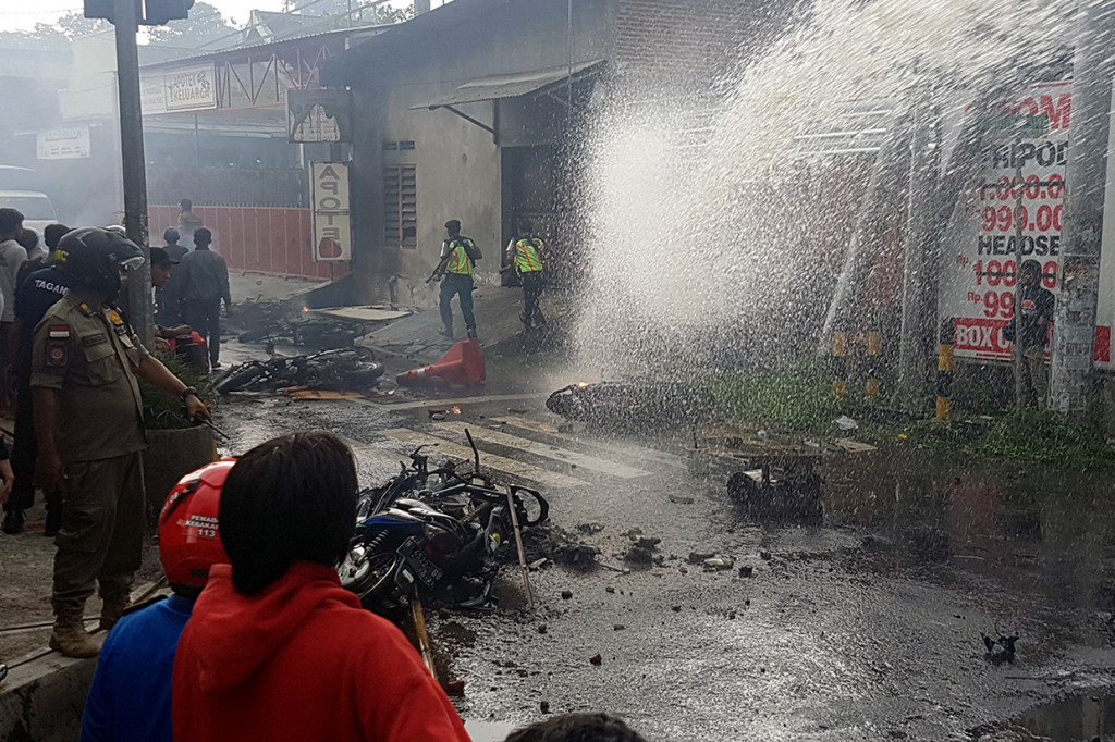 Penampakan beberapa kendaraan yang hangus terbakar pascabentrokan antara suporter Persebaya Surabaya melawan Arema Malang di Blitar, Jawa Timur.