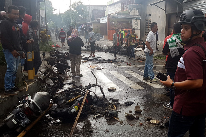 Meski digelar tanpa penonton, laga semifinal Piala Gubernur Jatim 2020 antara Persebaya Surabaya melawan Arema Malang tetap dihadiri massa suporter kedua kesebelasan. Gesekan antarsuporter tak terhindarkan sebelum laga dimulai.