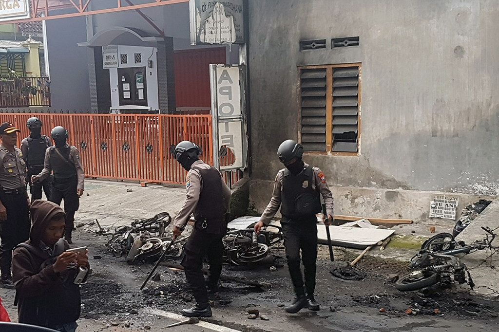 Akibat kerusuhan, sejumlah kendaraan dibakar massa. Bahkan, terdapat mobil yang juga tak luput dari aksi pengrusakan. Kaca mobil pecah akibat hantaman benda.