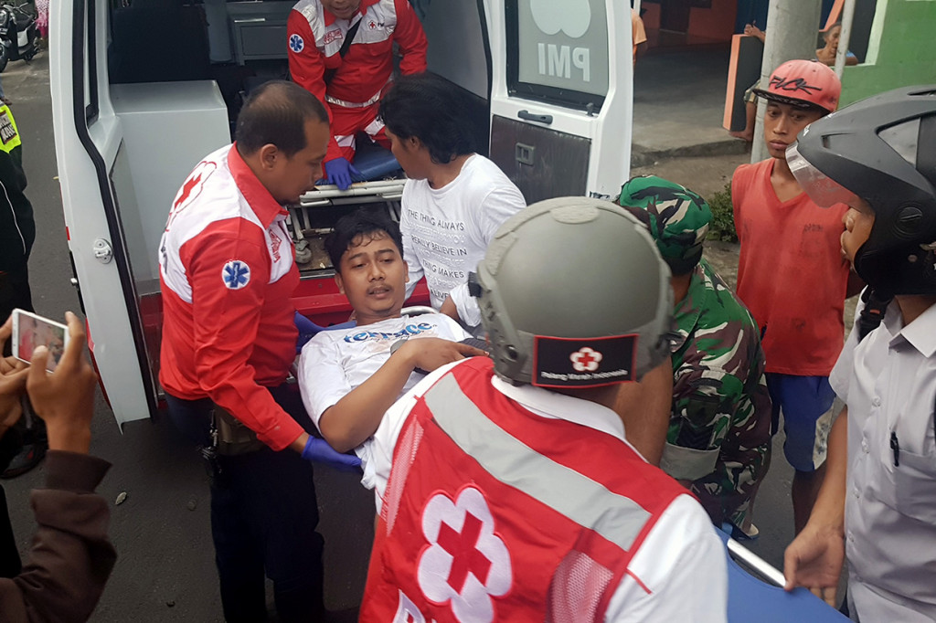 Selain mengakibatkan beberapa kendaraan hangus terbakar, kerusuhan antarsuporter tersebut juga membuat beberapa orang mengalami luka-luka.  