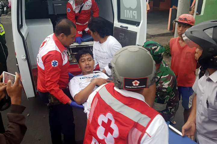 Selain mengakibatkan beberapa kendaraan hangus terbakar, kerusuhan antarsuporter tersebut juga membuat beberapa orang mengalami luka-luka.  