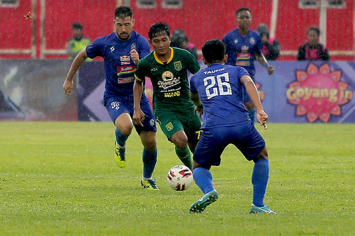 Persebaya menang dengan skor 4-2 dan memastikan diri lolos ke partai final melawan Persija Jakarta pada Kamis, 20 Februari 2020 mendatang.