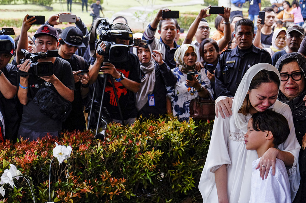 Istri Ashraf Daniel Mohammed Sinclair, Bunga Citra Lestari (BCL) menangis sambil memeluk anaknya Noah Sinclair saat pemakaman almarhum, di San Diego Hills Memorial Park, Karawang, Jawa Barat, Selasa, 18 Februari 2020. 