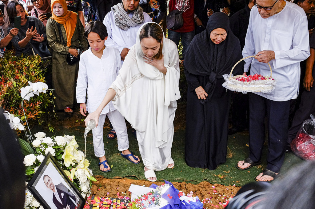 BCL dan putranya Noah Sinclair melakukan tabur bunga ke pusara Ashraf Sinclair. Ashraf meninggal dunia pada Selasa, 18 Februari 2020 pukul 04.51 WIB di RS MMC Kuningan, Jakarta Selatan, karena sakit.