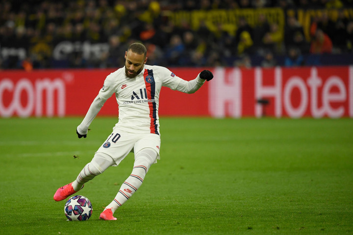 Tuan rumah Borussia Dortmund mengambil inisiatif serangan sejak awal laga. Namun tim tamu justru berpeluang mencetak gol pada menit ke-11 lewat tendangan bebas Neymar. Namun sayangnya sepakan pemain Brasil tersebut masih menyamping.