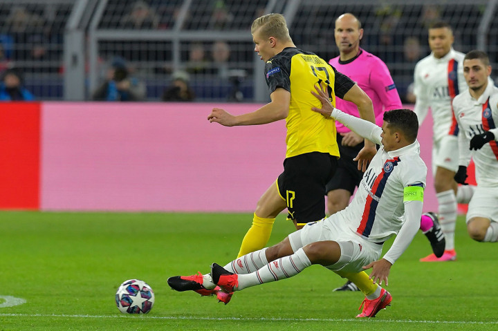 Dortmund juga berpeluang membuka skor. Namun sepakan Erling Haaland pada menit ke-35 juga masih melebar. Tidak ada gol yang tercipta di babak pertama.