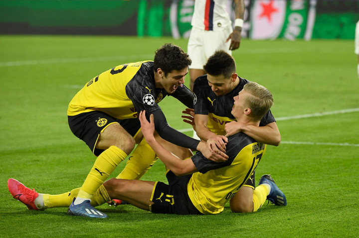 Haaland melakukan selebrasi bersama rekan-rekan setimnya.