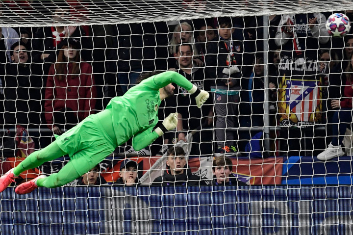 Pertahanan yang solid dan kecermatan menemukan lubang di area lawan hampir mempersembahkan gol kedua bagi Atletico pada menit ke-25 saat Virgil van Dijk gagal menyapu bola yang kemudian jatuh ke dalam penguasaan Alvaro Morata.  Tetapi penyelesaian eks penyerang Chelsea itu bisa dimentahkan Alisson.