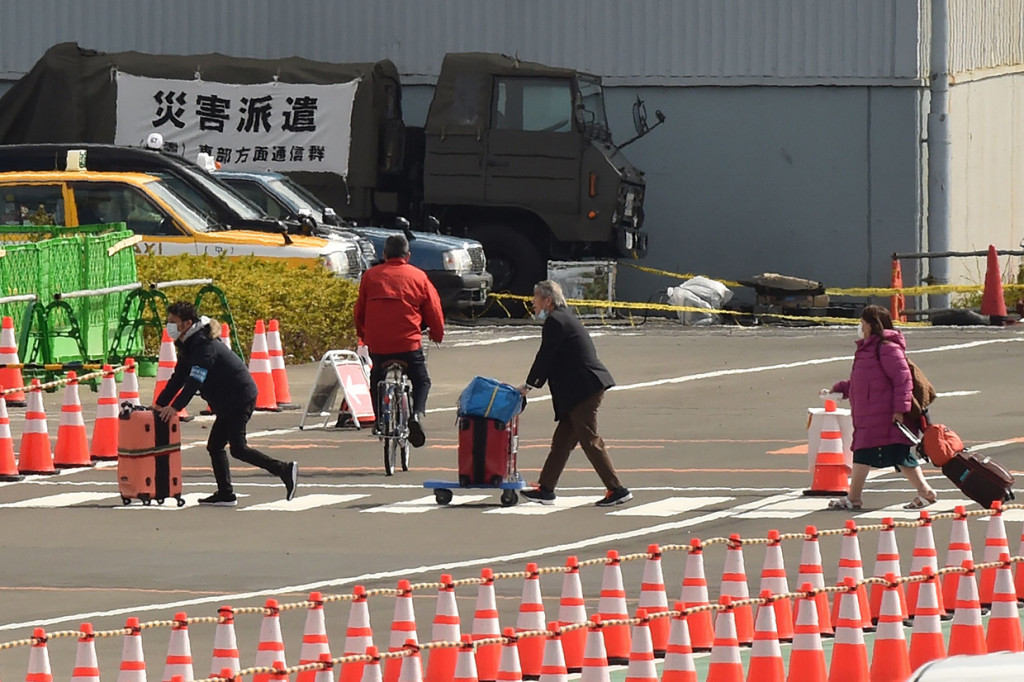 Para penumpang menyatakan merasa lega usai meninggalkan Diamond Princess. Hingga kini, dari sekitar 3.700 penumpang kapal pesiar tersebut, sedikitnya 542 yang positif terjangkit virus korona (Covid-19), termasuk tiga WNI.