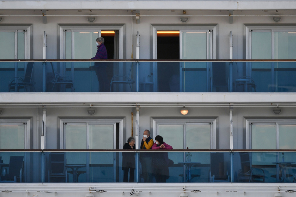 Para penumpang Diamond Princess menjalani karantina sejak 5 Februari lalu, setelah salah seorang penumpang yang turun di Hong Kong diketahui positif terjangkit virus korona.