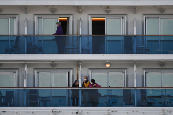 Para penumpang Diamond Princess menjalani karantina sejak 5 Februari lalu, setelah salah seorang penumpang yang turun di Hong Kong diketahui positif terjangkit virus korona.