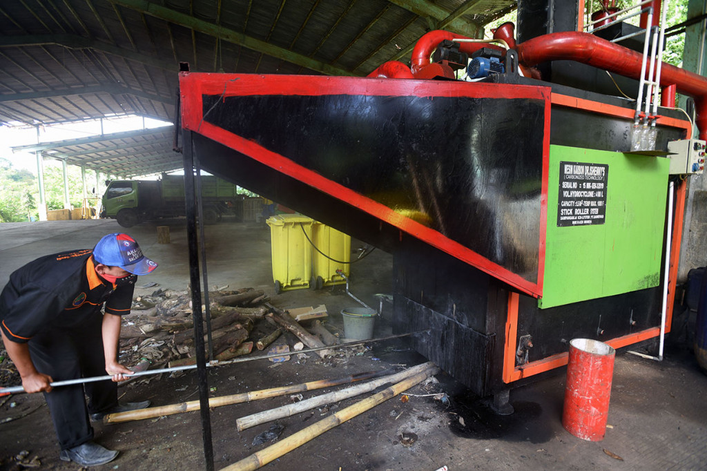 Petugas menutup ruang bakar mesin karbon pengolah sampah di TPS Cilowong, Serang, Banten.