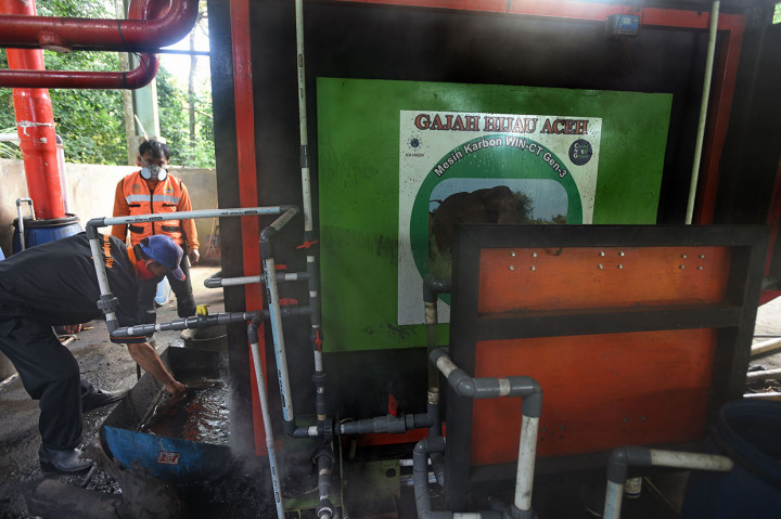 Petugas tengah mengecek kualitas cairan, gas, serta material yang keluar dari mesin karbon pengolah sampah di TPS Cilowong, Serang, Banten, Rabu, 19 Februari 2020. 