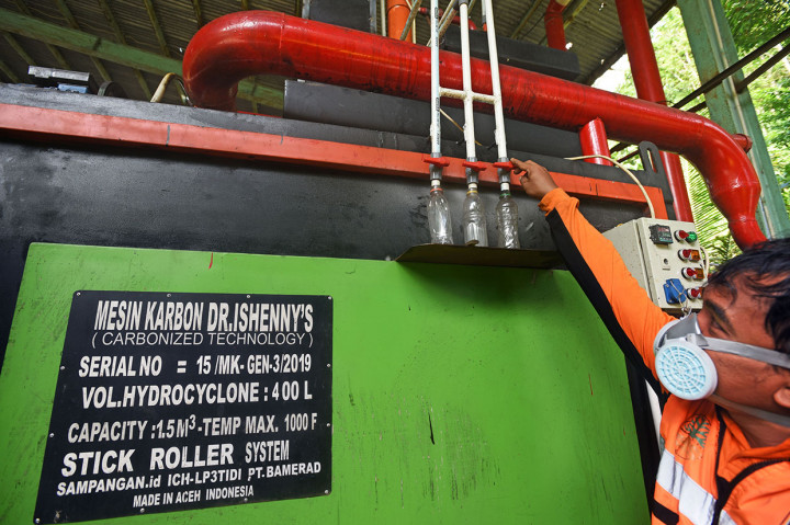 Mesin karbon pengolah sampah menjadi energi buatan anak bangsa tersebut diproduksi di Aceh sedang diuji coba selama enam bulan ke depan, sebelum dioperasikan di semua TPS yang ada di Banten. 