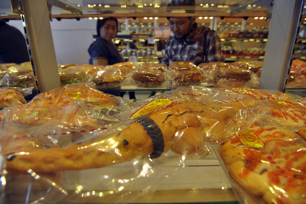 Roti berbentuk seekor buaya terjerat ban yang terinspirasi binatang liar di Sungai Palu tersebut kini diburu oleh pembeli dan dijual dengan harga Rp8.000 hingga Rp80.000.