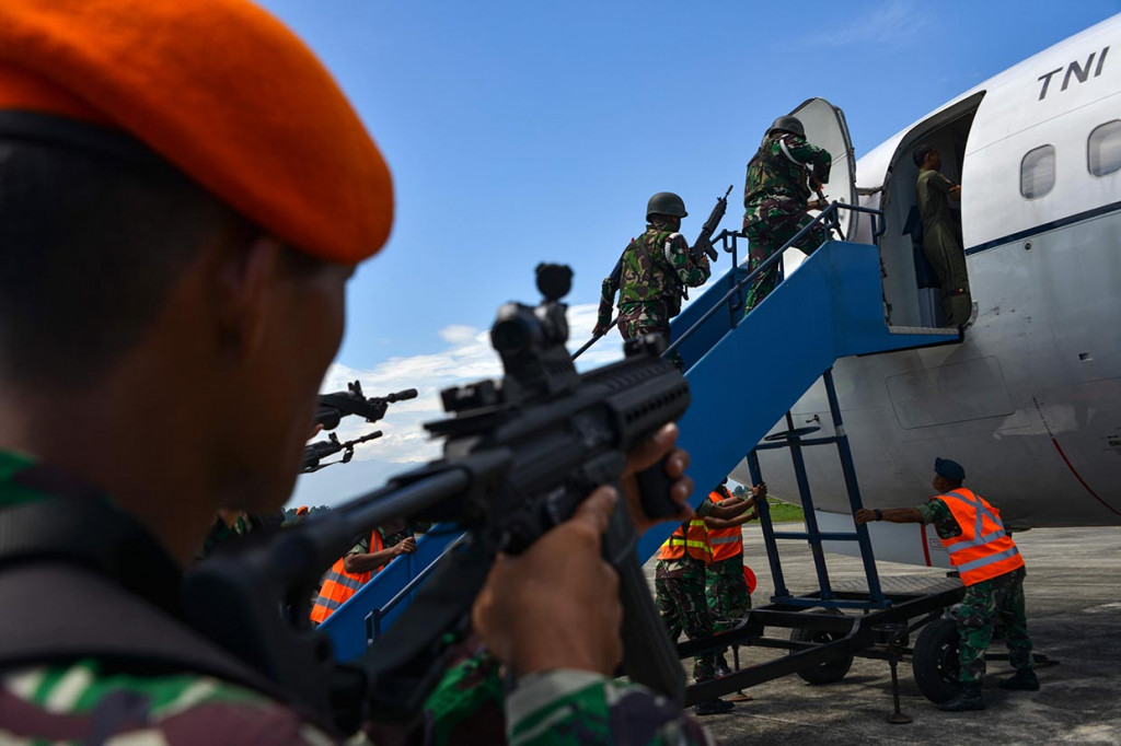 Prajurit TNI AU mengamankan pesawat udara asing yang melanggar masuk wilayah udara Indonesia saat berlangsungnya Latihan Pertahanan Udara di Pangkalan Udara Sultan Iskandar Muda (Lanud SIM), Aceh Besar, Aceh, Rabu, 19 Februari 2020. 