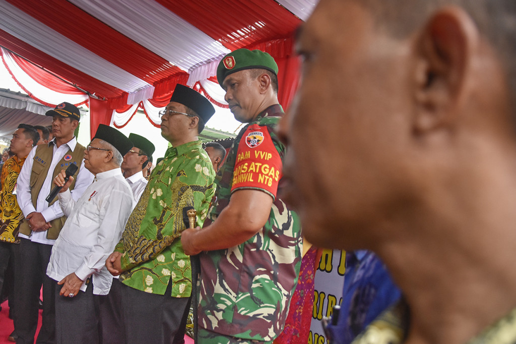 Wakil Presiden Ma'ruf Amin (kedua kiri) bersama Kepala Badan Nasional Penanggulangan Bencana (BNPB) Doni Monardo (kiri), Gubernur NTB Zulkieflimansyah (ketiga kanan) dan Danrem 162/WB Kolonel Czi Ahmad Rizal Ramdhani (kedua kanan) berdialog dengan warga saat meninjau pembangunan bantuan Rumah Tahan Gempa (RTG) untuk korban gempa Lombok di Lingkungan Gontoran, Kelurahan Bertais, Kecamatan Sandubaya, Mataram, NTB.