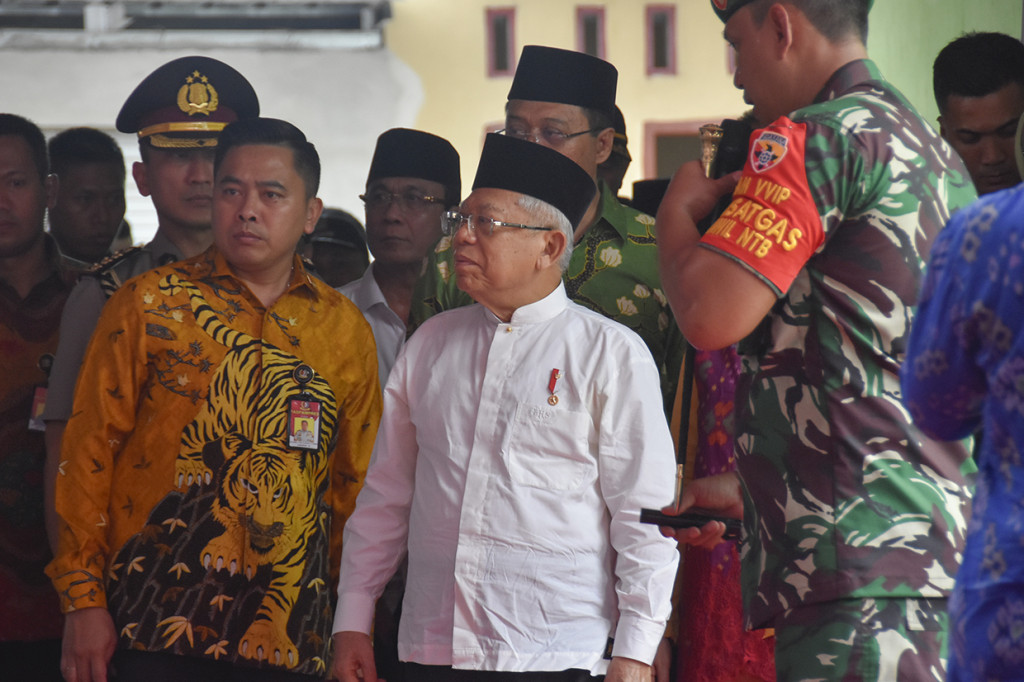 Wakil Presiden Ma'ruf Amin (tengah) menyimak penjelasan Danrem 162/WB Kolonel Czi Ahmad Rizal Ramdhani (kanan) tentang pembangunan Rumah Tahan Gempa (RTG) untuk korban gempa Lombok di Lingkungan Gontoran, Kelurahan Bertais, Kecamatan Sandubaya, Mataram, NTB.