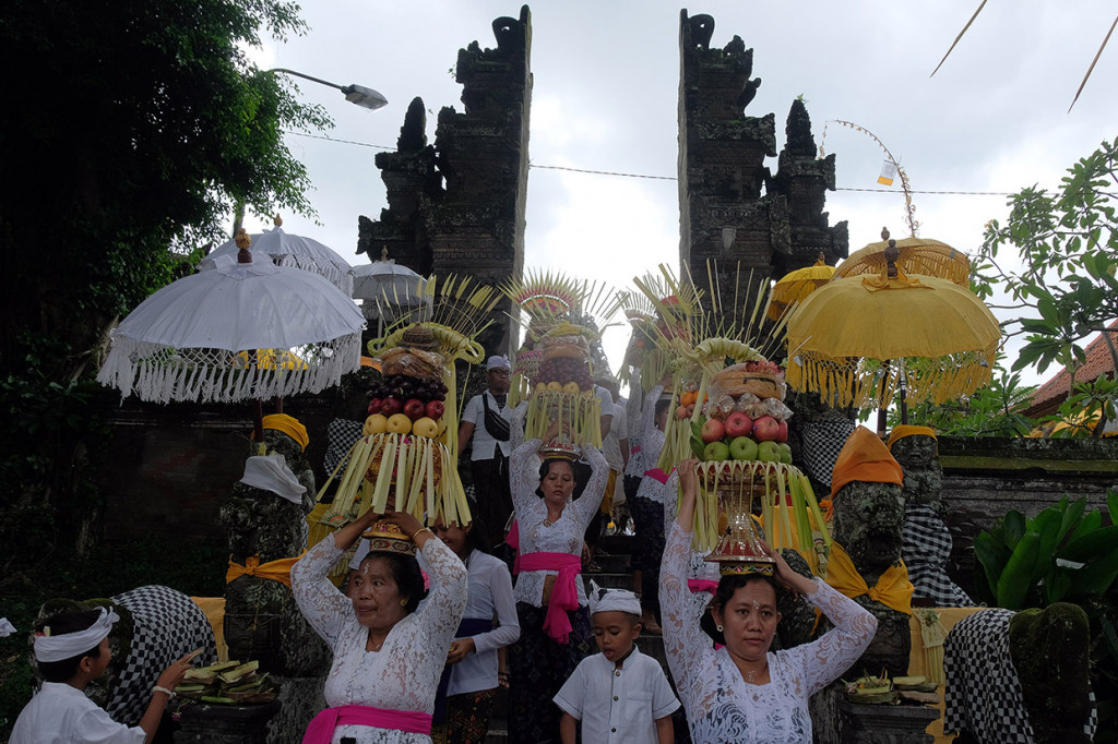 Mepeed merupakan sebuah upacara dengan peserta para perempuan Bali yang mengusung Gebogan. Gebogan adalah rangkaian buah dan aneka jajanan tradisional yang dihiasi dengan janur setinggi kurang lebih 1 meter. 