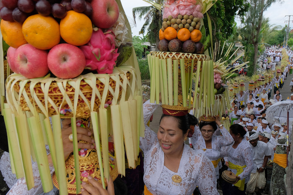 Tradisi parade sesajen tersebut dilakukan menjelang persembahyangan bersama di Pura Dalem dalam merayakan hari kemenangan 
