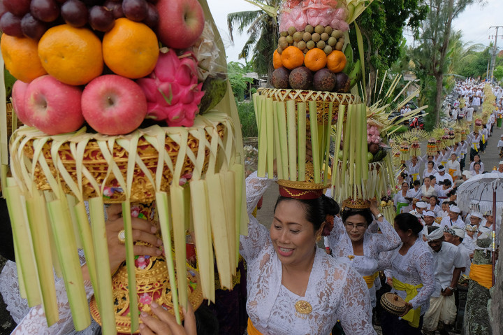 Tradisi parade sesajen tersebut dilakukan menjelang persembahyangan bersama di Pura Dalem dalam merayakan hari kemenangan 