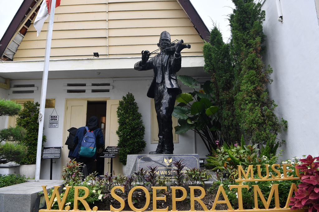 Pengunjung masuk ke dalam Museum WR Supratman di Jalan Mangga 21, Tambaksari, Surabaya, Jawa Timur, Rabu, 19 Februari 2020. 