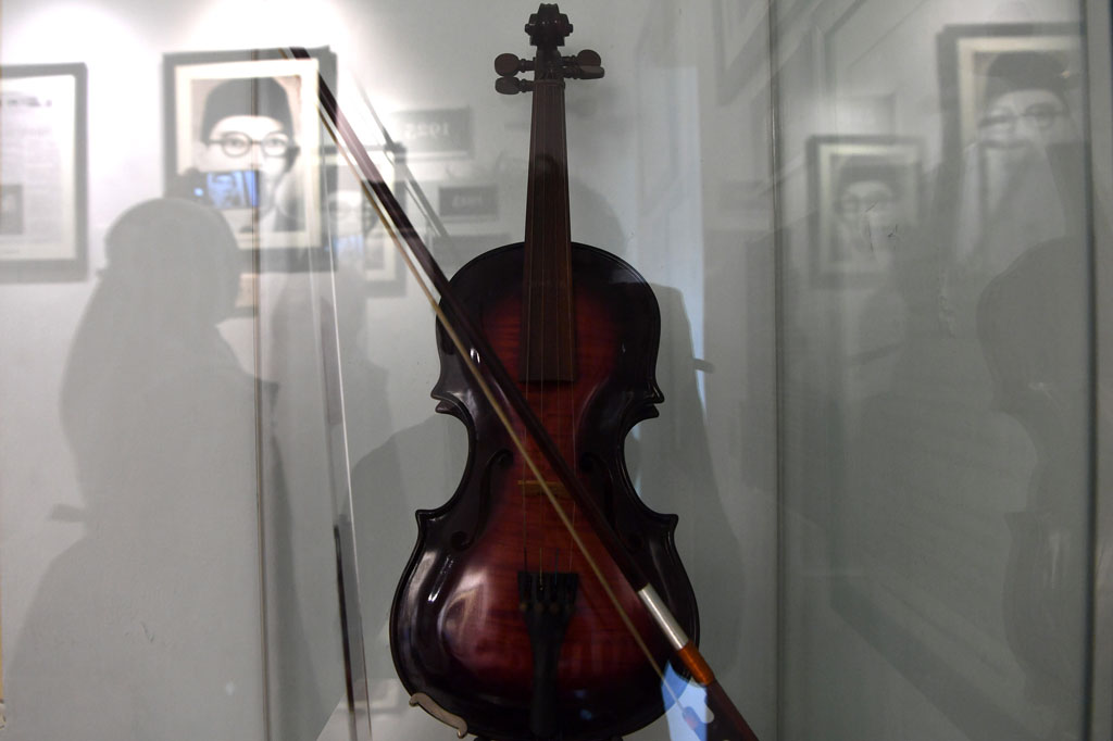 Di dalam museum tersebut dipajang aneka barang yang berkaitan dengan sejarah dan perjalanan hidup WR Supratman, seperti duplikat biola, foto, tulisan tangan asli WR Supratman ketika menciptakan lagu Indonesia Raya, dan lain sebagainya.