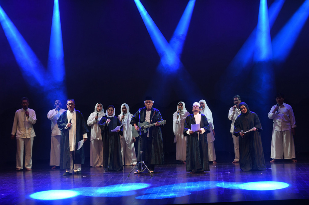 Pembacaan puisi-puisi spiritual RPD dilakukan oleh Deddy Mizwar dan Niniek L Karim, juga Iwan Fals yang akan membawakan beberapa lagu yang diciptakan dari puisi-puisi RPD. Tidak ketinggalan, soprano kondang, Aning Katamsi, memperkuat panggung sastra ini bersama Choir Bianglala Voices plus musik orkestrawi dari pemusik Teater Kosong, Yaser Arafat ensemble.