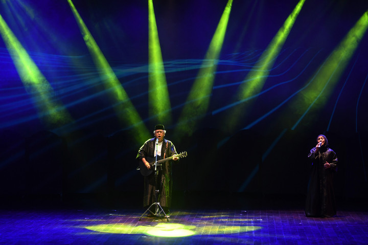Musisi Iwan Fals (kiri) dan Aning Katamsi (kanan) membawakan lagu dalam pertunjukkan Teater Kosong bertajuk LaluKau di Jakarta.
