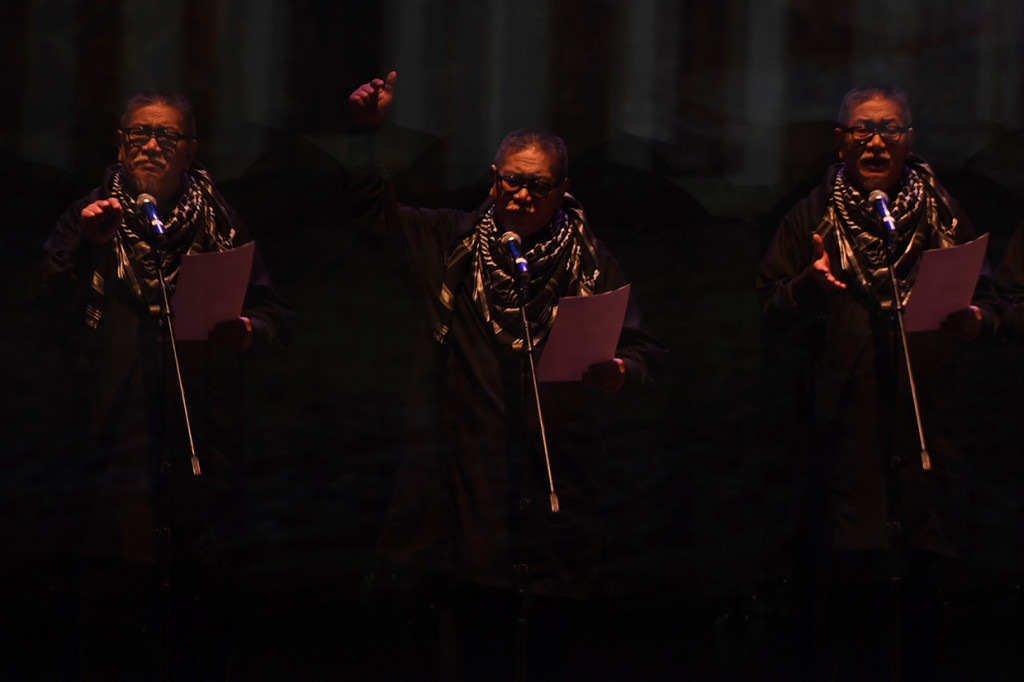 Foto eksposure ganda Aktor Deddy Mizwar membawakan puisi dalam pertunjukkan Teater Kosong bertajuk LaluKau di Jakarta.