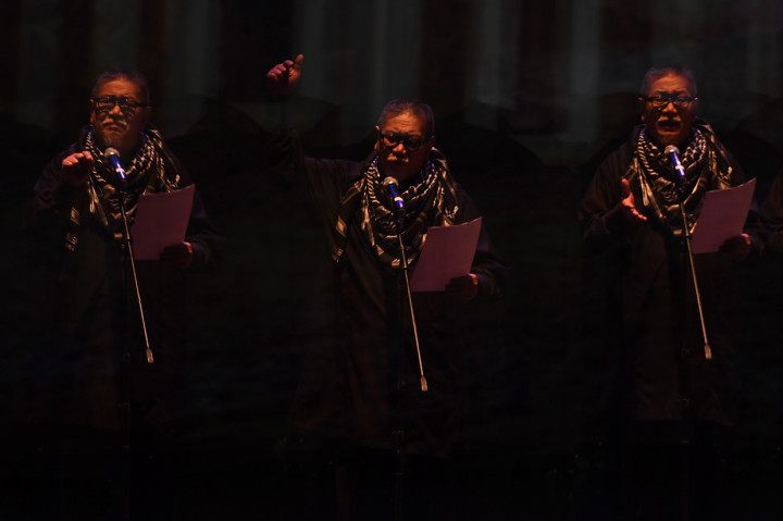 Foto eksposure ganda Aktor Deddy Mizwar membawakan puisi dalam pertunjukkan Teater Kosong bertajuk LaluKau di Jakarta.