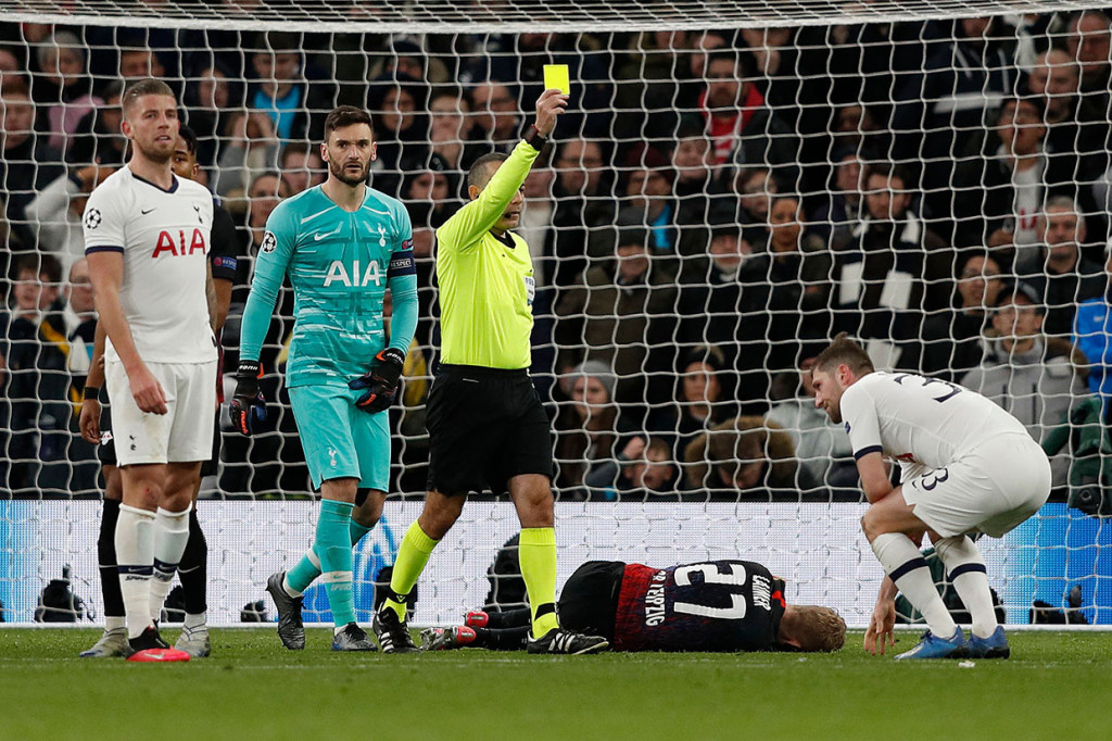 Wasit menunjuk titik putih dan dimanfaatkan sempurna oleh Werner untuk membawa timnya unggul 1-0.