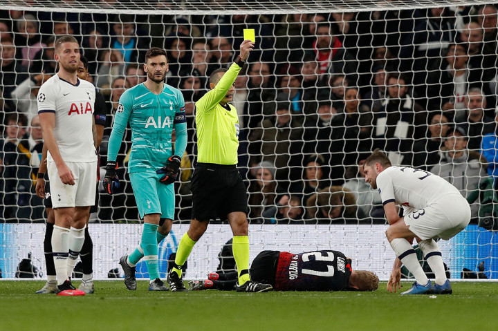 Wasit menunjuk titik putih dan dimanfaatkan sempurna oleh Werner untuk membawa timnya unggul 1-0.