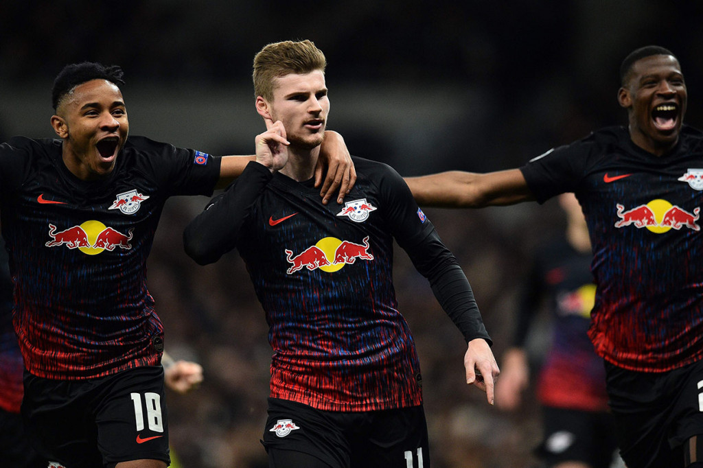 Timo Werner melakukan selebrasi bersama rekan-rekan setimnya usai menaklukkan Hugo Lloris.