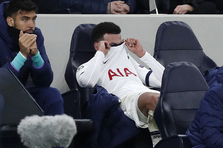Tertinggal 0-1, Jose Mourinho melakukan dua pergantian pemain sekaligus. Delle Alli diganti Erik Lamela dan Tanguy Ndombele digantikan Gedson Fernandes. Alli seolah tak terima usai ditarik keluar. Dia membanting botol dan sepatunya, kemudian duduk dengan raut muka kemarahan.