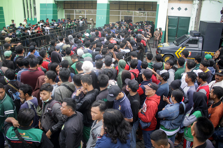 Ribuan suporter sepak bola mengantre untuk membeli tiket final pertandingan Piala Gubernur Jawa Timur 2020 di Gelora Delta, Sidoarjo, Jawa Timur, Kamis, 20 Februari 2020. 
