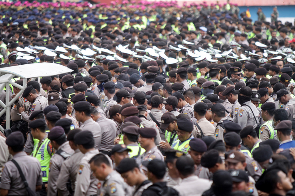 Sementara itu untuk menjaga keamanan dan kelancaran jalannya pertandingan, pihak keamanan mengerahkan sebanyak sembilan ribu personel gabungan TNI, Polri, dan Dishub.