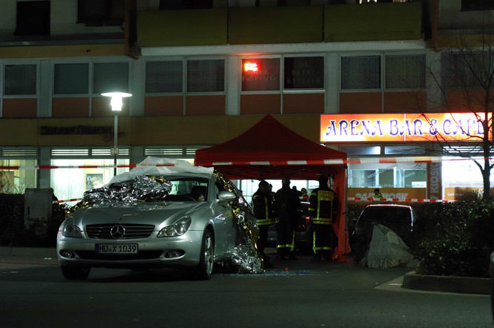 Petugas layanan darurat berada di lokasi penembakan di bar shisha di Kota Hanau, yang terletak sekitar 20 kilometer dari Frankfurt, Rabu, 19 Februari 2020 waktu setempat.