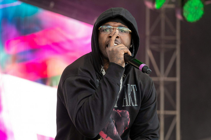 TMZ melaporkan, rapper 20 berusia tahun itu sedang berada di rumah di Hollywood Hills sekitar pukul 04.30 ketika dua pria memakai topeng dan pistol masuk ke rumahnya.