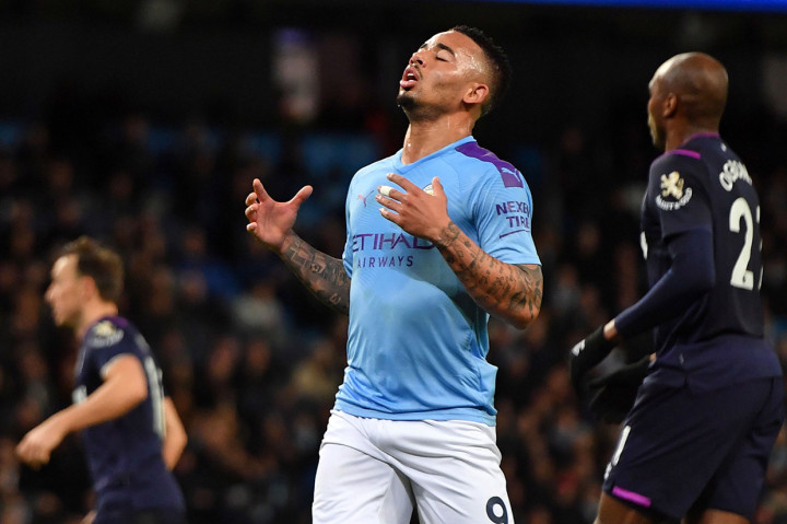 Sejak pertandingan dimulai, Man City menggempur pertahanan West Ham United. Tetapi dua peluang awal Gabriel Jesus terbuang percuma.